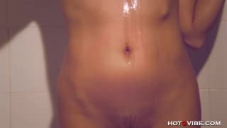 A brunette who masturbates in the shower